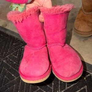 UGG Bailey bow Kids Hot Pink Sheepskin Boots warm and cozy size 9